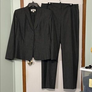 Le Suit Women’s Charcoal Blazer and Pants Set Size 16